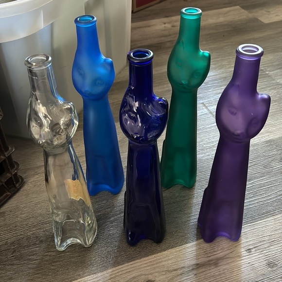 9 empty kitty wine bottles of various colours. - Picture 4 of 4